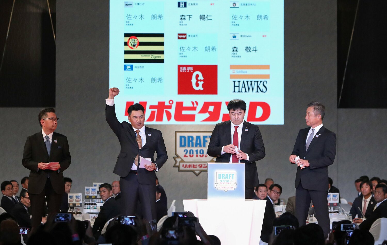 2019年ドラフト、佐々木朗希投手の交渉権を獲得したロッテの井口資仁監督（当時）。日本ハム、楽天、西武との4球団競合だった　©JIJI PRESS