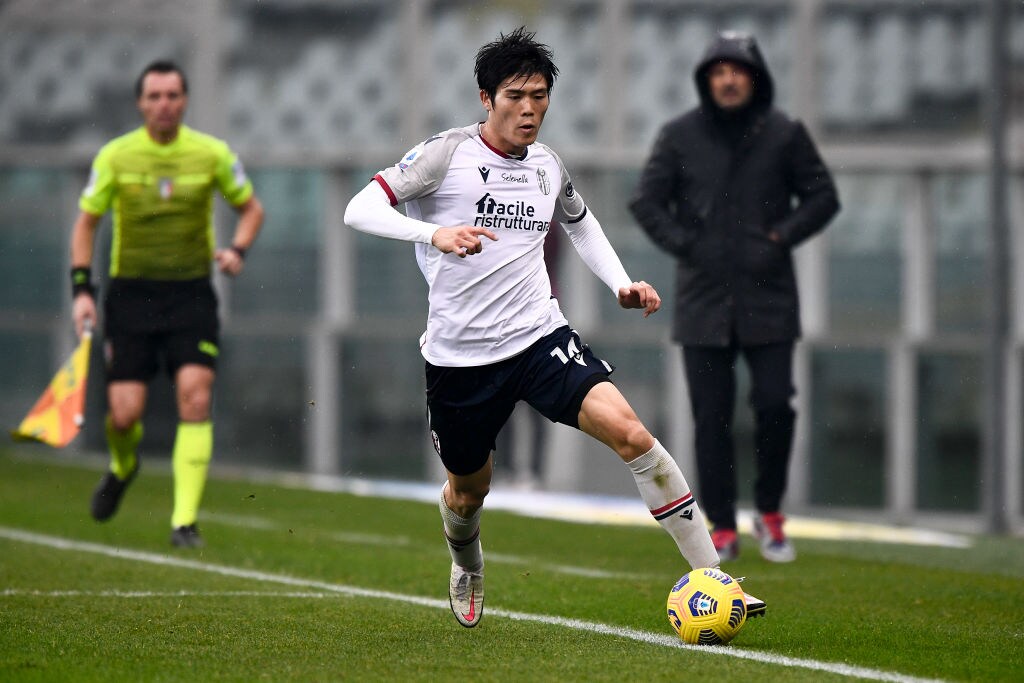 ミハイロビッチ監督が見守る中での冨安のプレー　©Getty Images