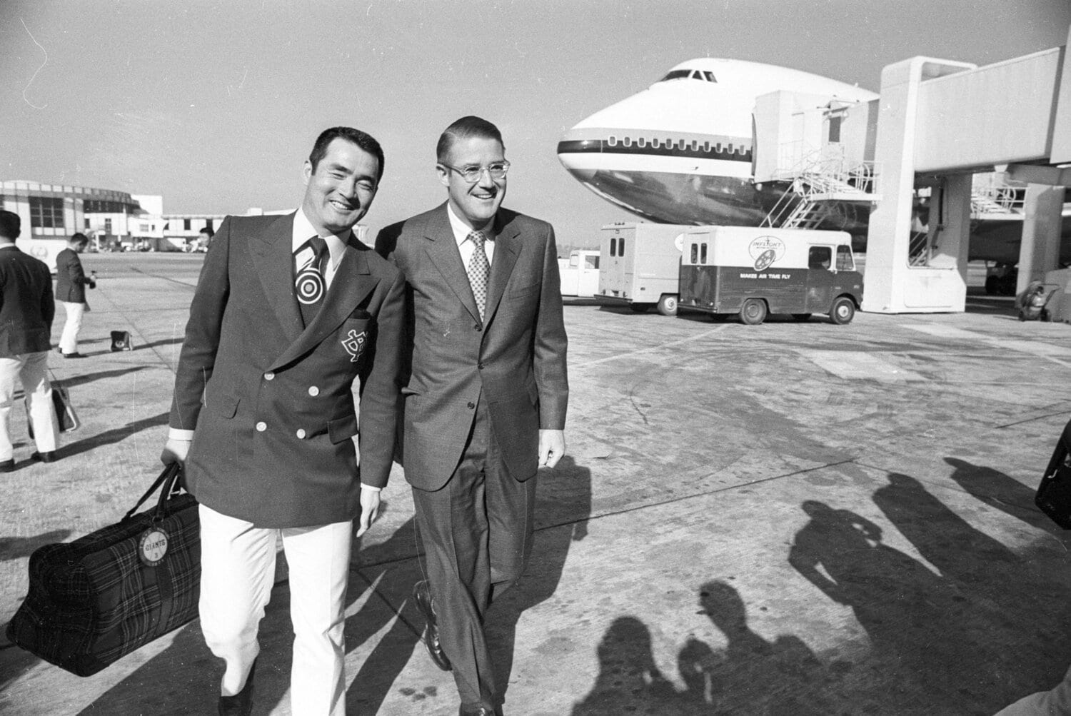 ベロビーチキャンプを出迎えたドジャースのピーター・オマリー氏と談笑する長嶋（クリック、右にスワイプすると“ドジャース選手との友好、長嶋さんレア写真の数々”がご覧になれます）　©Sankei Shimbun