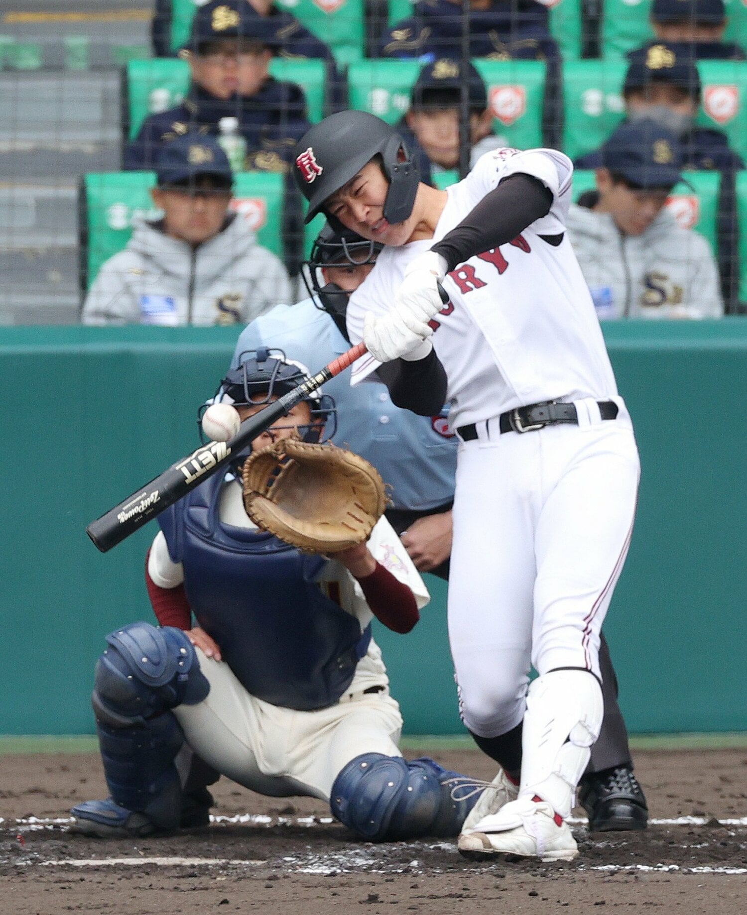 試行錯誤の結果、金属バットを使用した広陵・只石　©JIJI PRESS