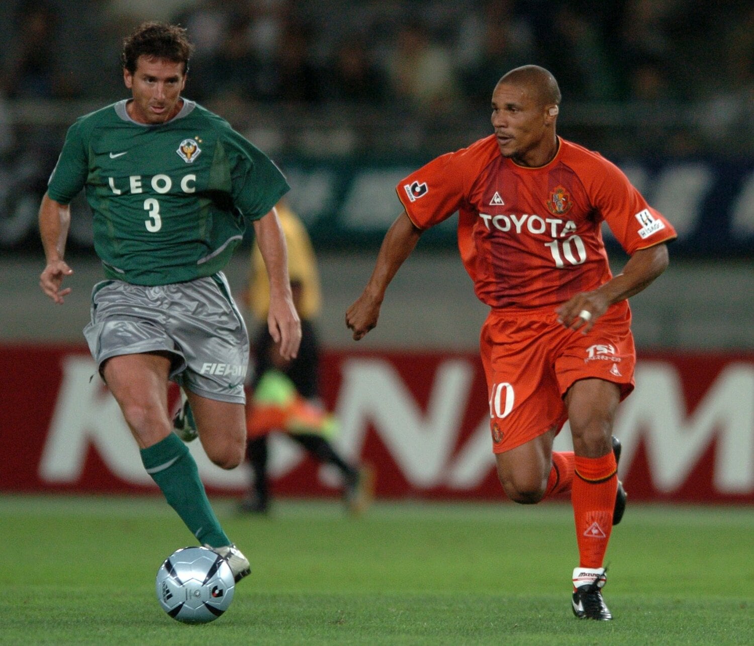 名古屋（2000～05年）、広島（06～07年）、大分（08～09年）で活躍したウェズレイ（右）も稲川氏が仲介を務めた選手だ　©Getty Images