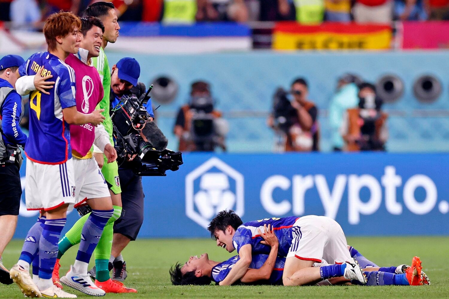 W杯スペイン戦後、抱き合う三笘薫と田中碧。年上の三笘から今も学んでいるようだ　©JIJI PRESS