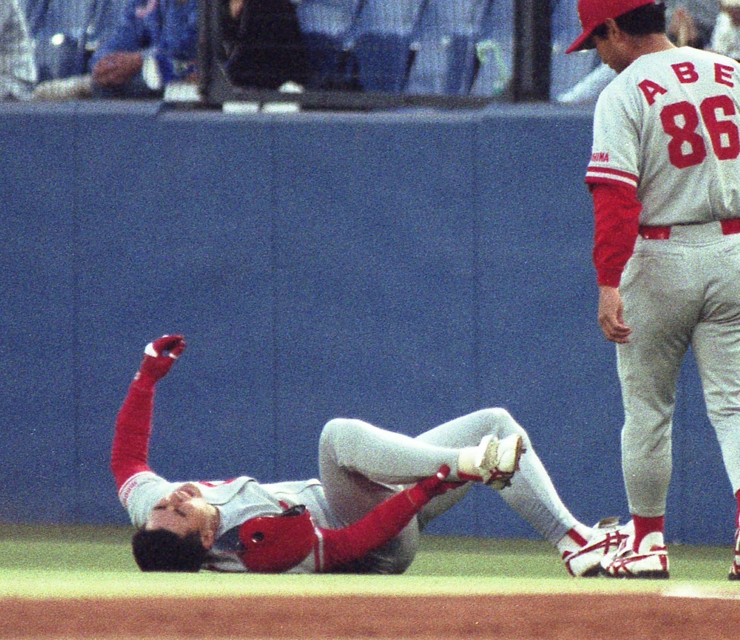 右足アキレス腱を断裂し、倒れ込む前田　©︎Sankei Shimbun