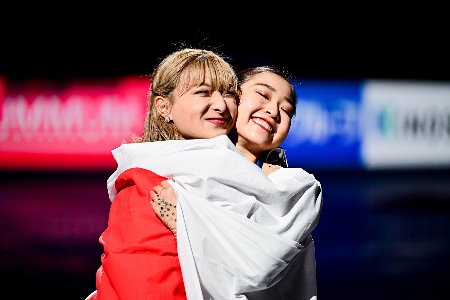 2位となった坂本花織と笑顔でハグ ©AFLO