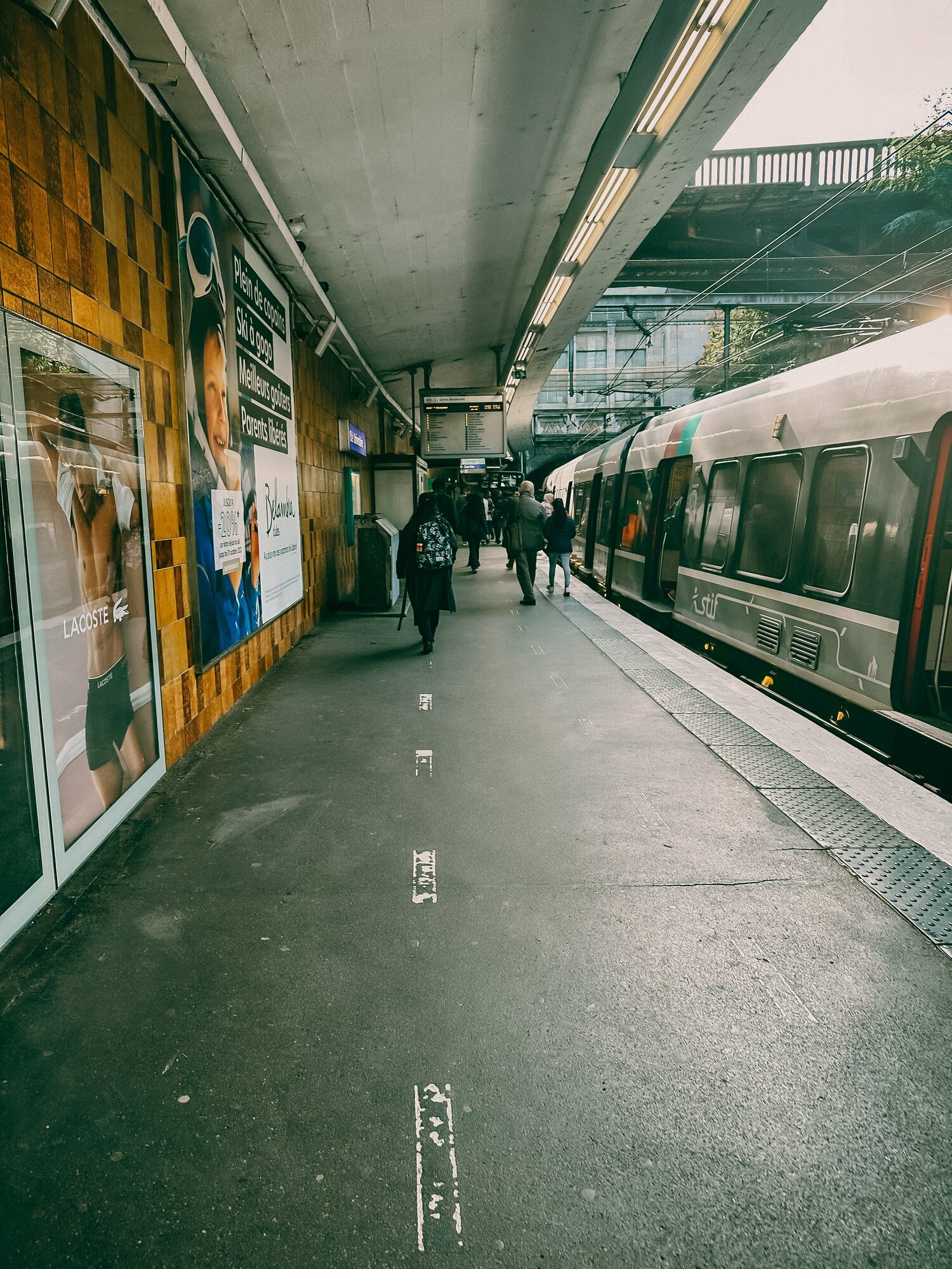 パリの市内と郊外を結ぶ高速鉄道「RER」　©Kiichi Matsumoto