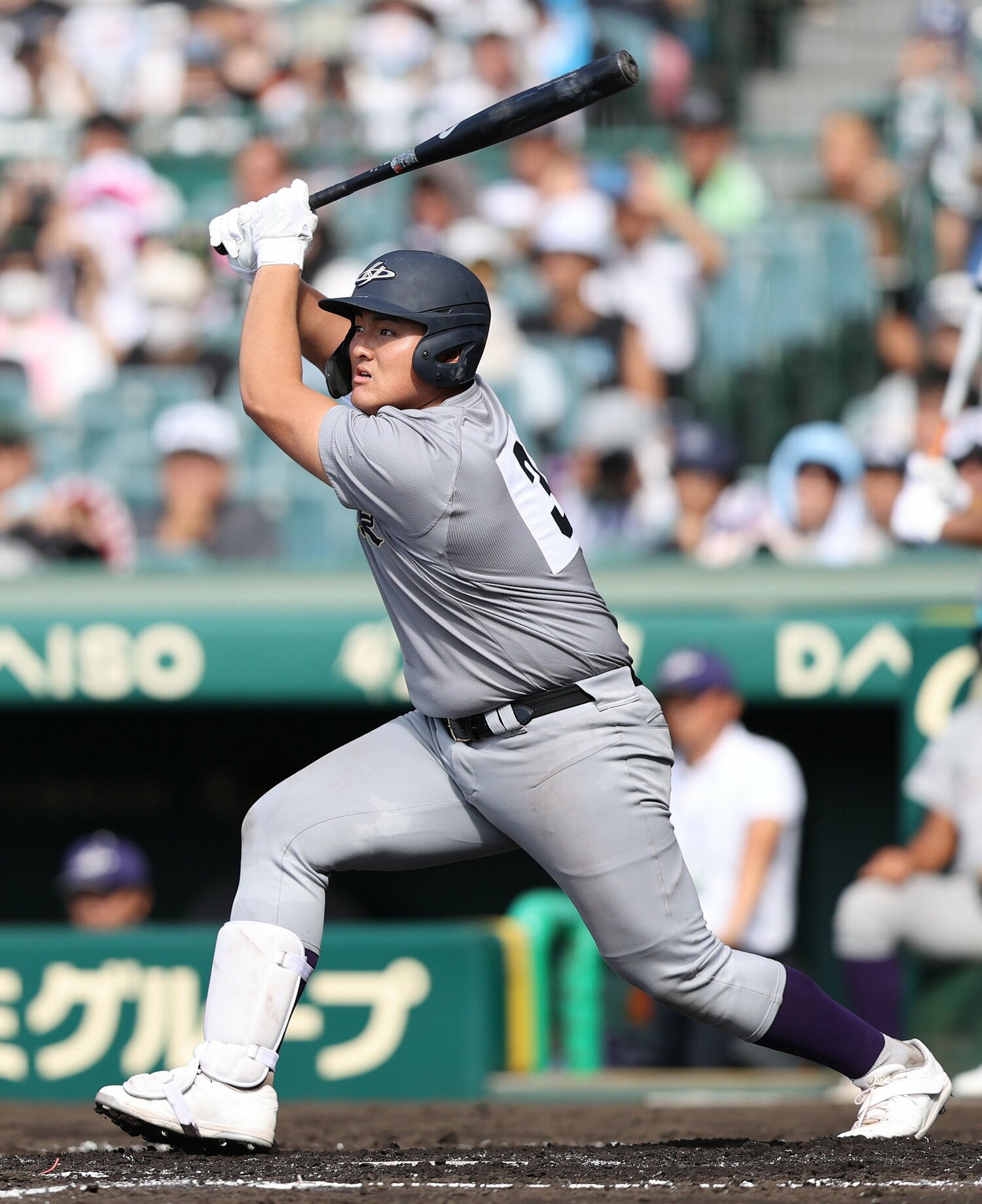 初戦の宇部鴻城戦、4回裏無死二塁から先制の適時打を放つ佐々木麟太郎　©︎JIJI PRESS