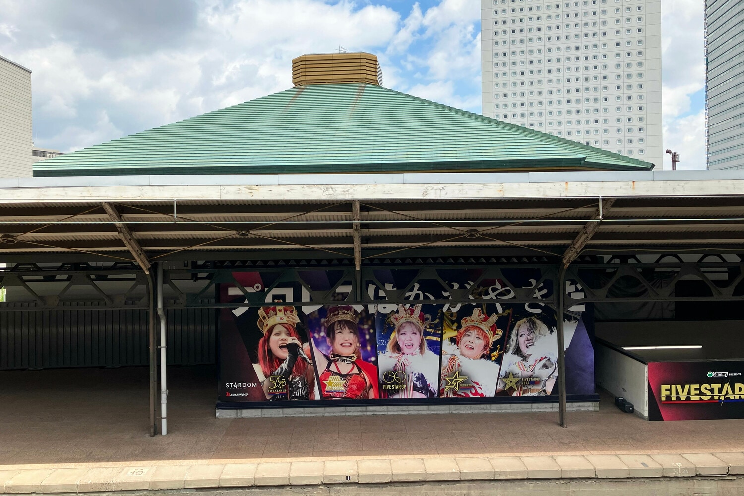 JR両国駅3番線プラットフォームに掲出されたスターダムの広告 ©Essei Hara