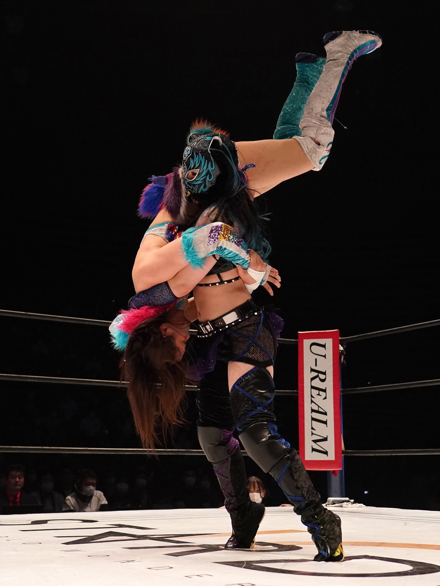 岩谷麻優に『黒虎天罰』を決めるキッド