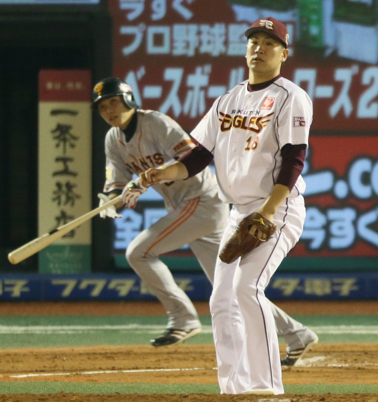 2013年、日本シリーズであいまみえた田中と坂本。今度は田中が背番号「11」を背に共闘することになる　©JIJI PRESS