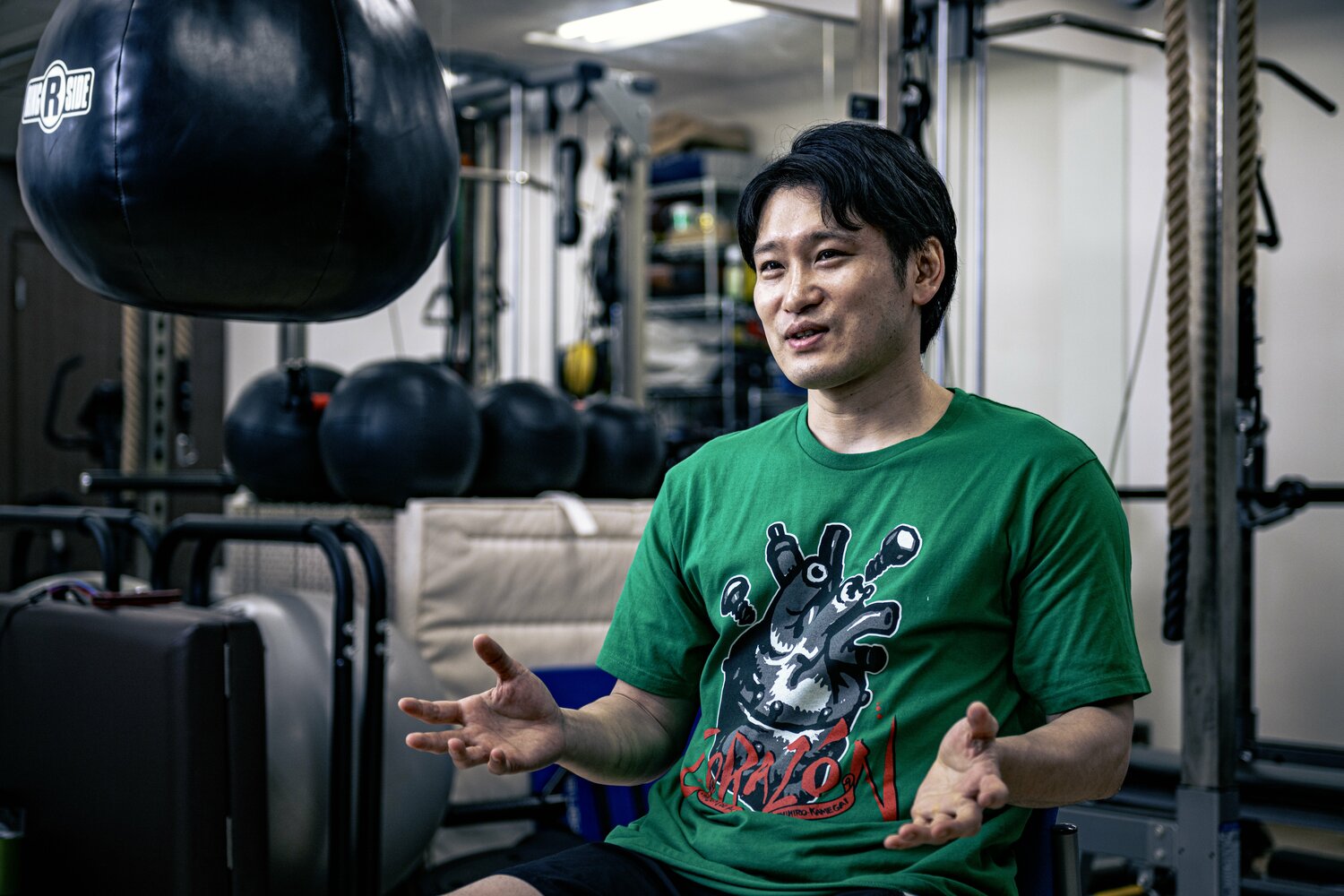 激闘の数々を振り返る現在の亀海　©Takuya Sugiyama