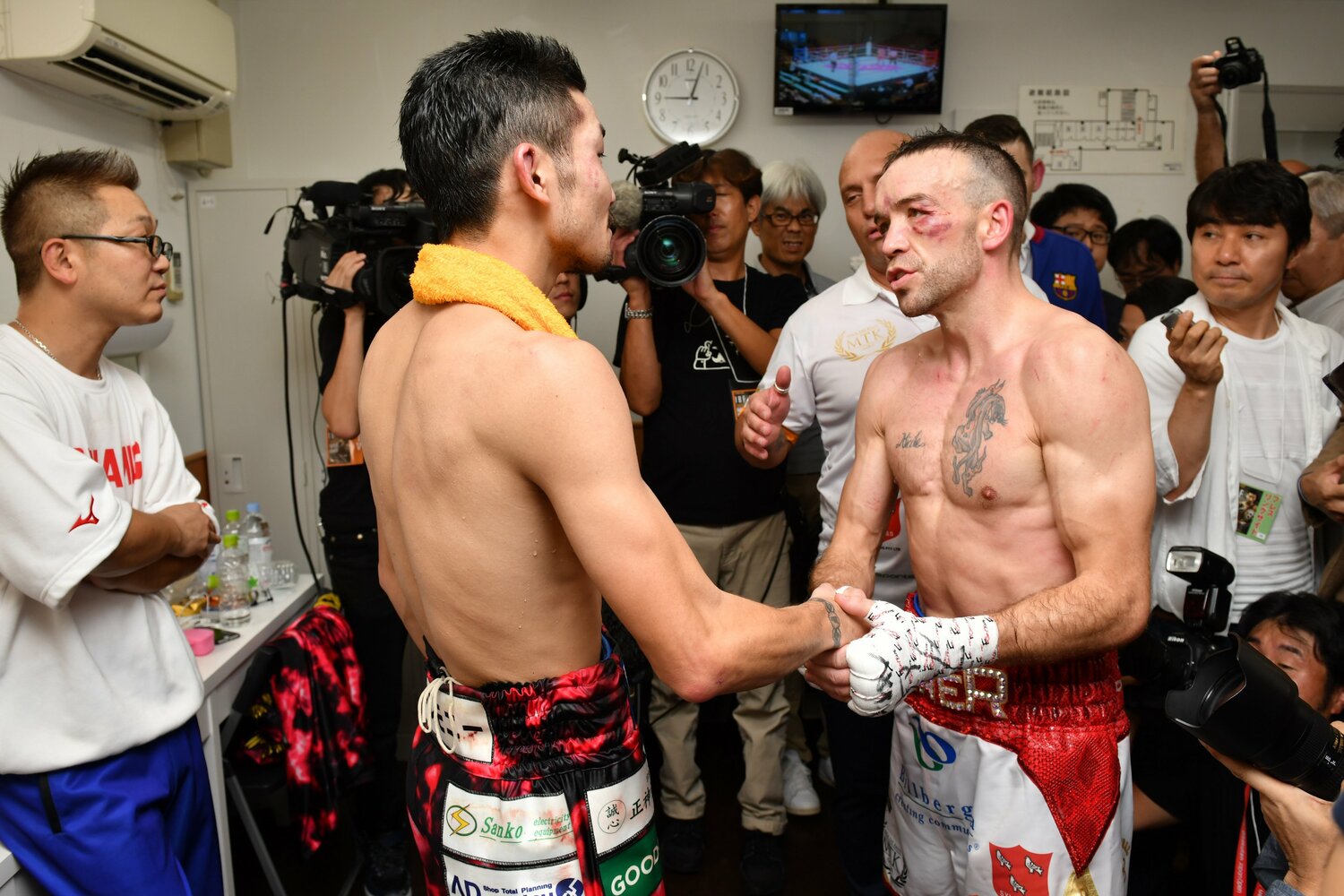 IBF世界スーパーバンタム級タイトルマッチで王者・岩佐亮佑（左）を倒し、新王者に輝いたTJ・ドヘニー　©︎Hiroaki Yamaguchi/AFLO