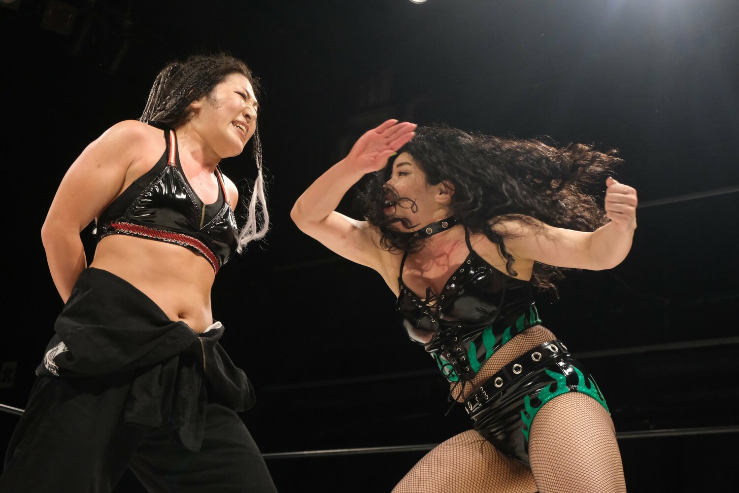 デビュー戦の相手はデスマッチ王者でもある山下りな