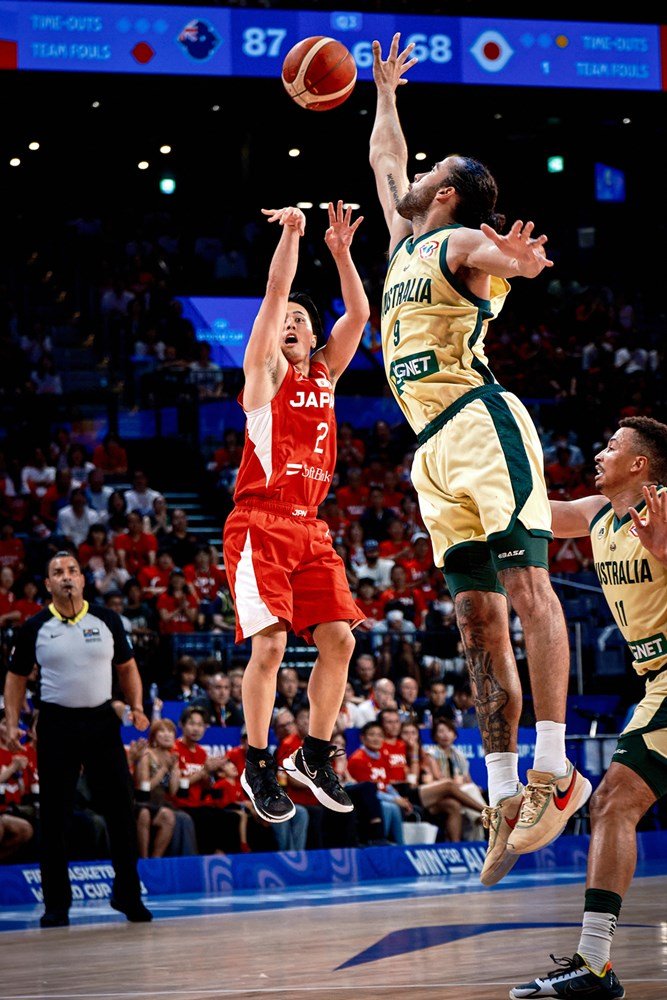 主将の富樫が3試合目で今大会初得点を決めるなど14得点、7アシストと奮闘　©FIBA