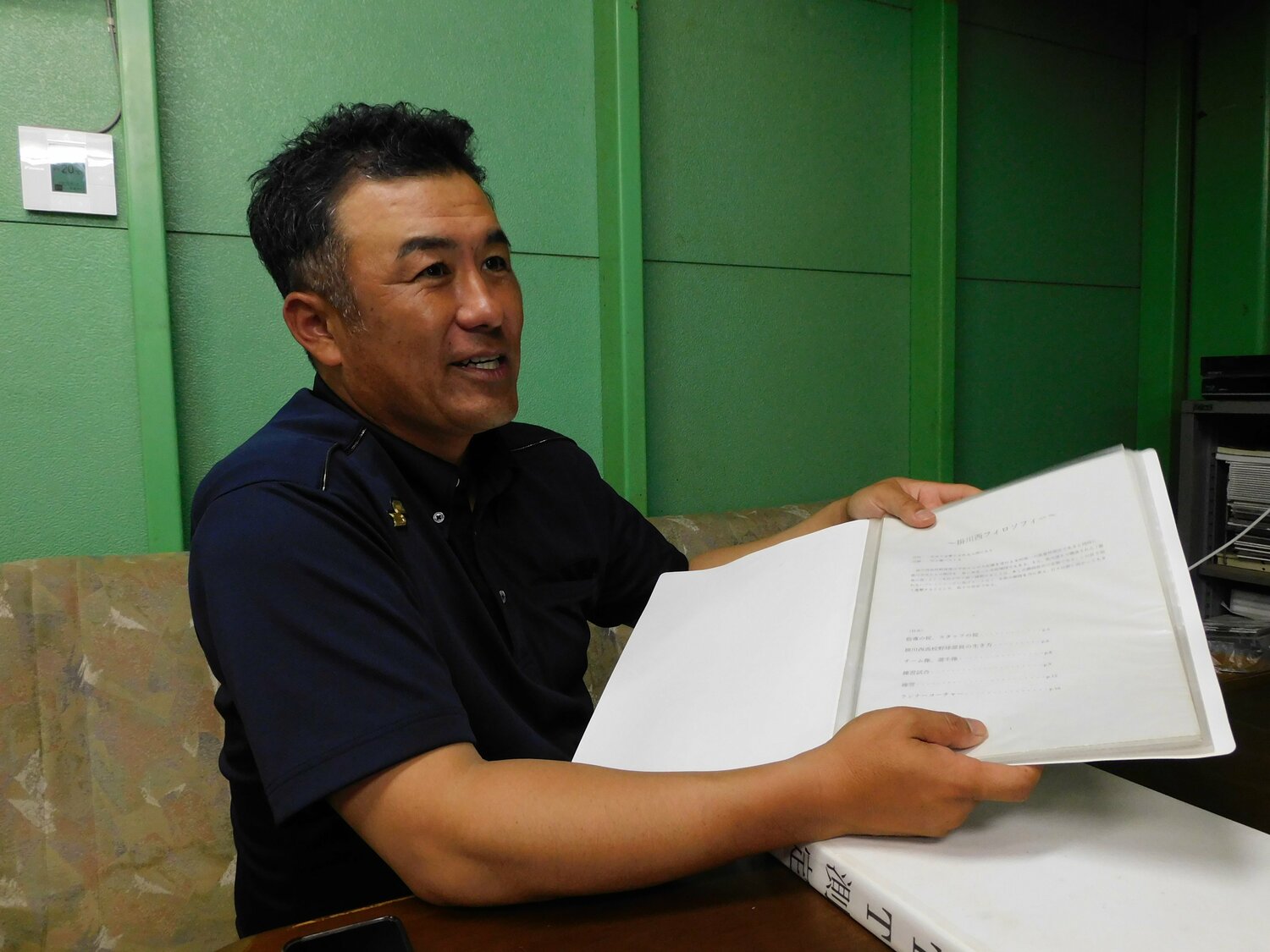 掛川西・大石監督。チーム全体にフィロソフィーを共有する冊子を作った　©Jun Aida