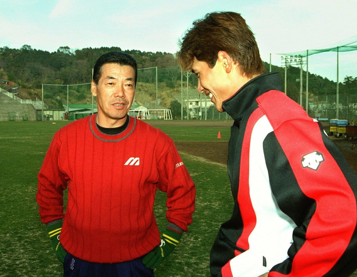 阪神時代の新庄剛志に指導する福本氏 ©Sankei Shimbun