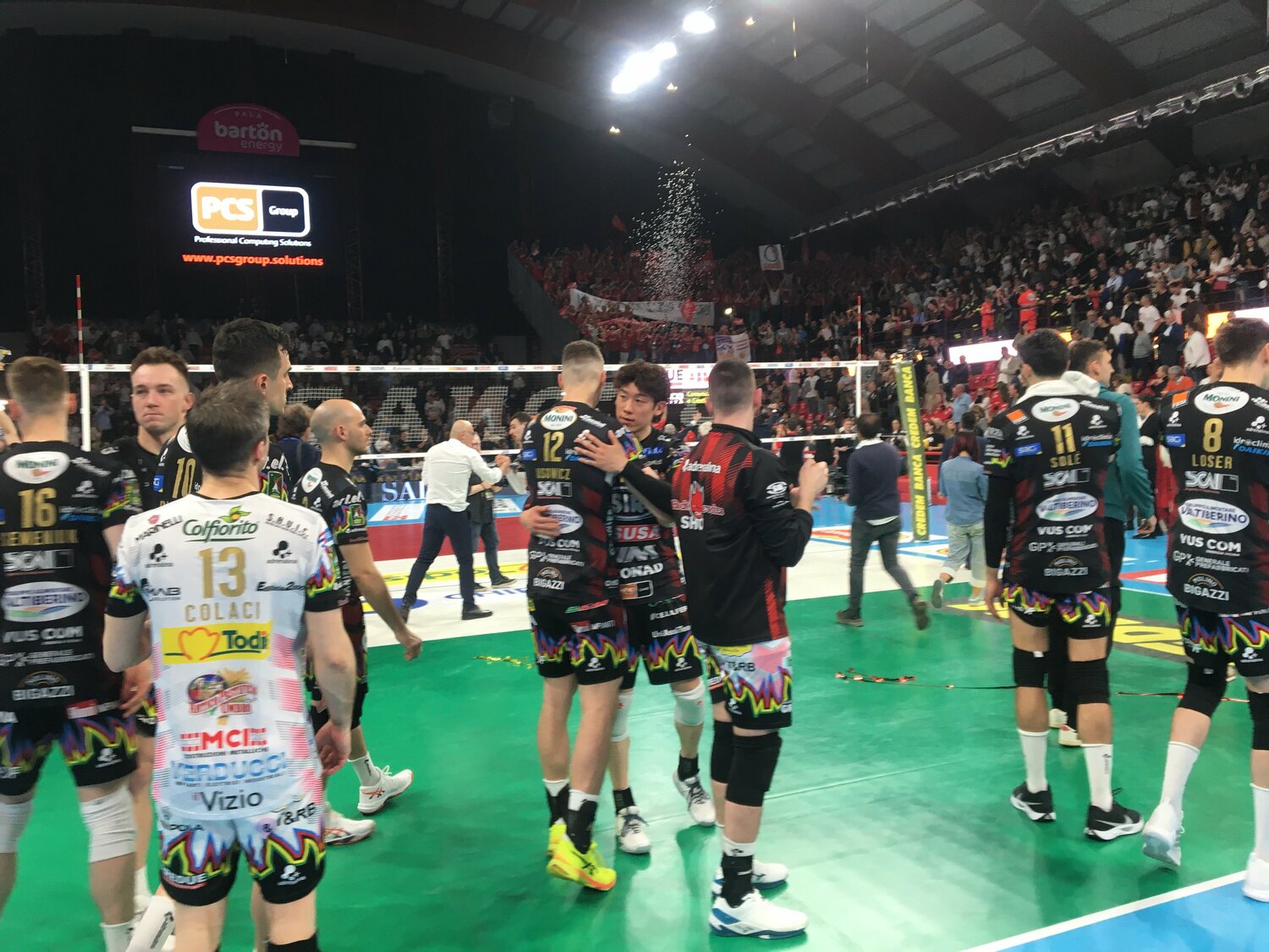 チームメイトと健闘を称え合う石川祐希　©︎Takashi Yuge