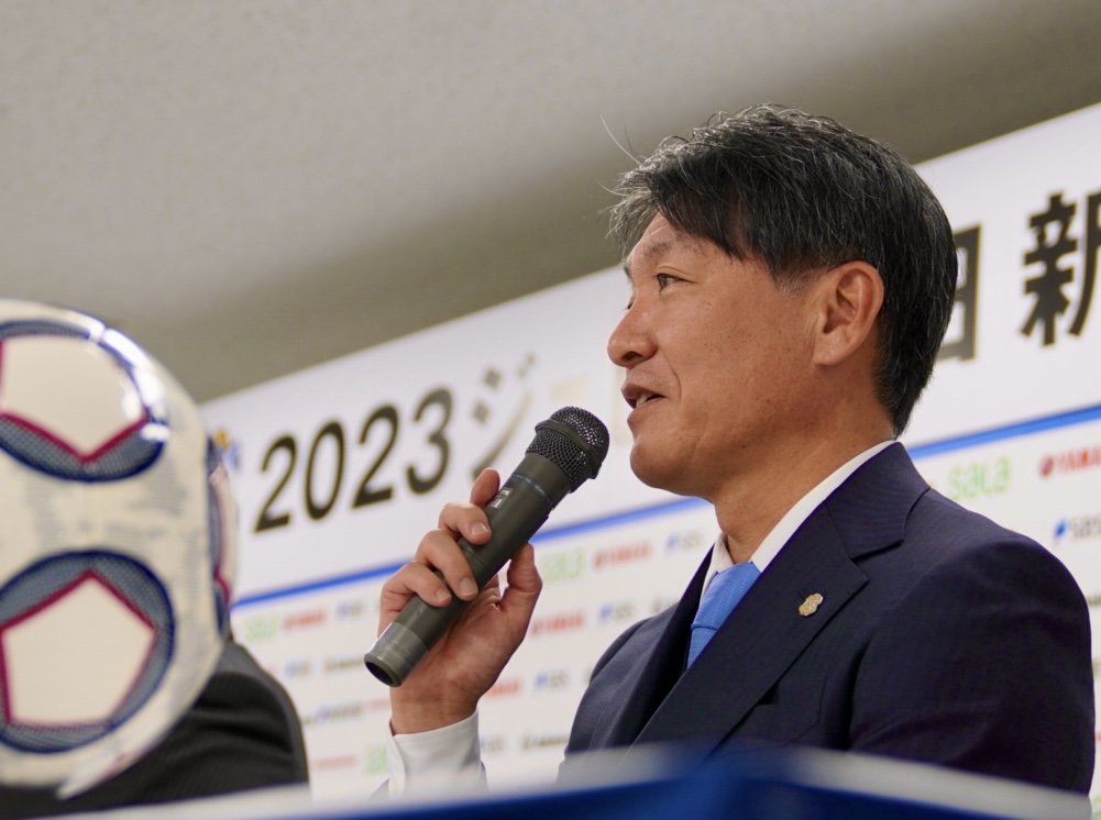 会見での横内監督　©Atsushi Iio