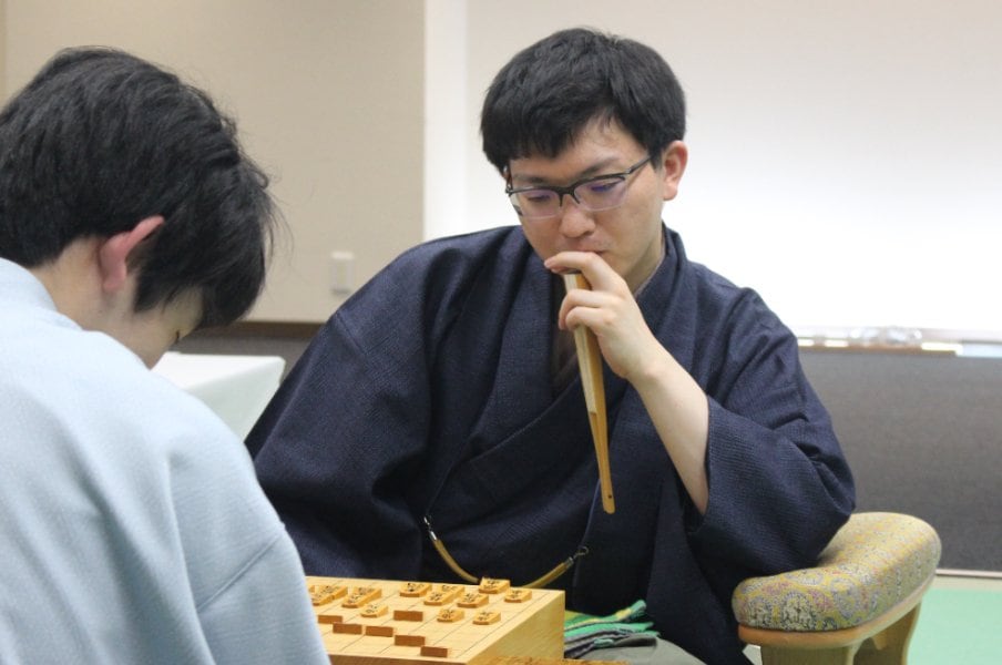 「別人格が降りてきた」名人・藤井聡太に挑んだ永瀬拓矢の“変貌”「一時は評価値でリードも」藤井の桂馬が飛行機のように…羽田空港で見た“2人の物語”<Number Web> photograph by Number Web