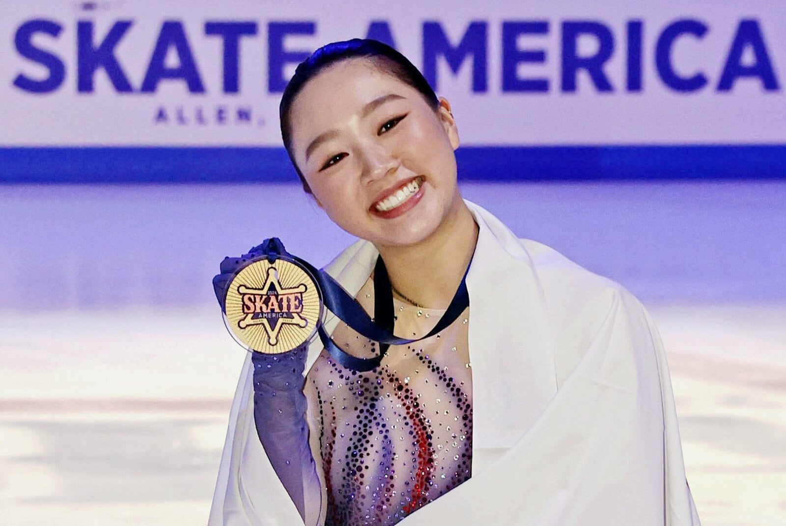 ＧＰシリーズ悲願の初優勝で笑顔を見せる　©KYODO