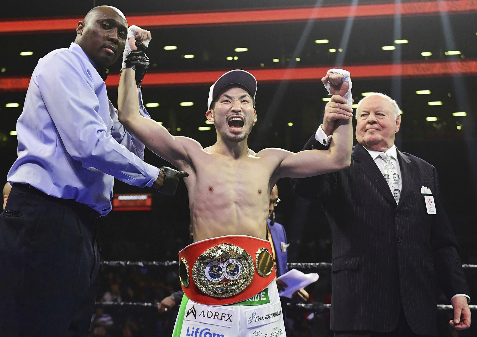 2019年12月、IBF世界スーパーバンタム級暫定王座決定戦で岩佐はマーロン・タパレスを11回TKO勝利で下し、暫定王座を獲得 ©KYODO