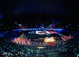 Jリーグ開幕戦 ヴェルディ川崎vs.横浜マリノス
「声は大地から沸き上がっています。新しい時代の到来を求める声です。すべての人を魅了する夢、Jリーグ。夢を紡ぐ男たちは揃いました。今、そこに、開幕の足音が聞こえます。1993年5月15日。ヴェルディ川崎 対 横浜マリノス。宿命の対決で幕は上がりました」
