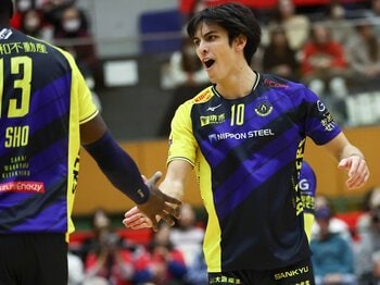 男子バレー注目の新星がまた出現「ハワイ育ちの23歳」「兄はバスケ日本代表」Vリーグで光る渡邉晃瑠（23歳）の“強烈ブロック”その原点は？＜Number Web＞ photograph by JVL