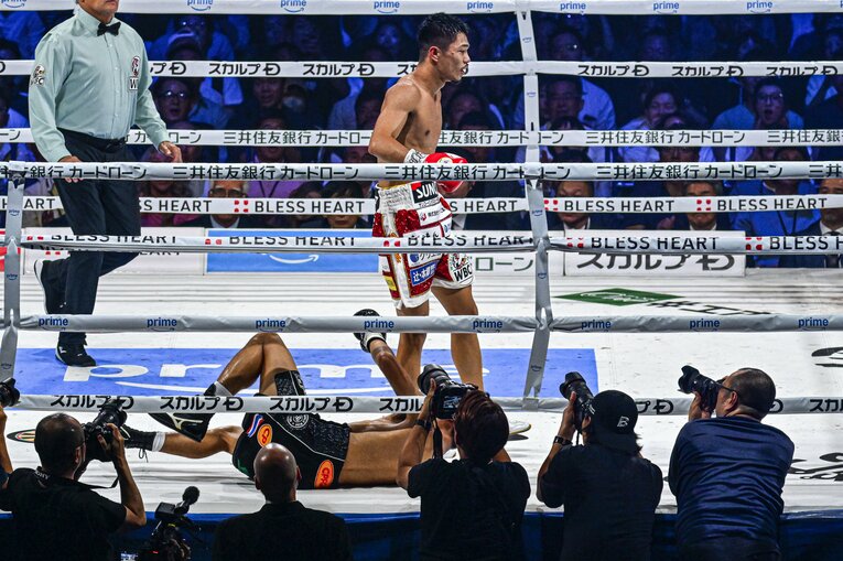 力なくキャンバスに倒れ込むペッチ（9枚目／全10枚） ©Takuya Sugiyama