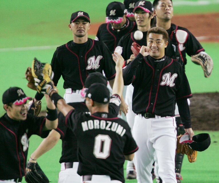 2005年のプレーオフで勝利しウイニングボールを受け取る小林雅英　©︎JIJI PRESS