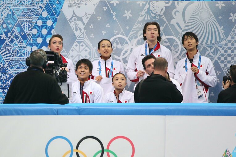 ソチ五輪団体戦、羽生、浅田らと採点を待つ　©JMPA