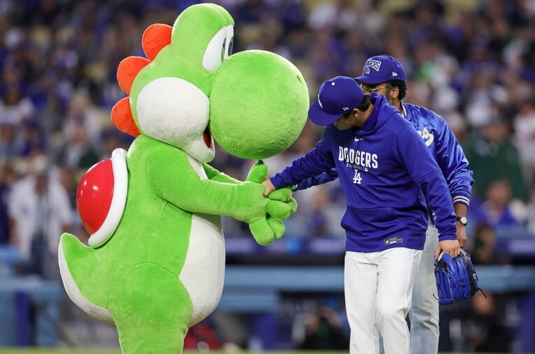 【ドジャースのテレビに映らない名場面】ヨッシーと“ドジャースのヨッシー”がガッチリ握手（写真は右に続きます）　©Ryan Sirius Sun/Getty Images