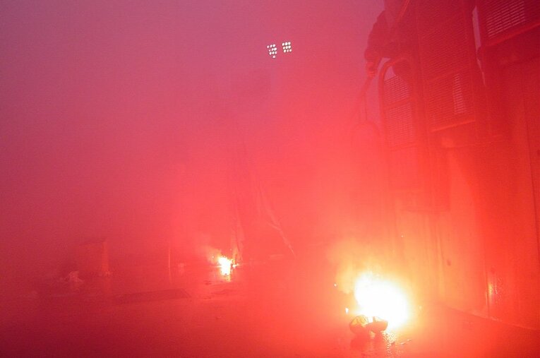 潜入写真！無法ウルトラスの実態。スタジアム内を包む炎に発煙筒……。(9) ／ photograph by Takashi Yuge