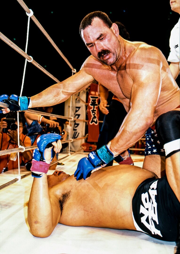 6分10秒でレフェリーが試合をストップ。フライがTKO勝ちを収めた