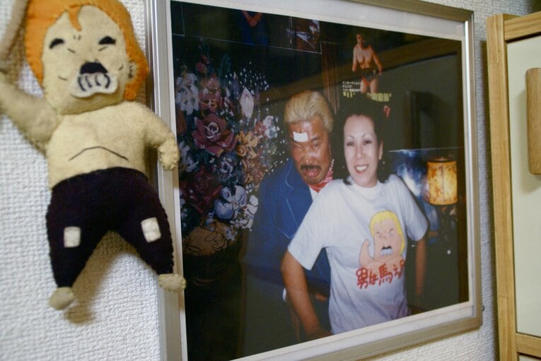 『スナック亜砂呂』時代の上田夫妻の写真　©Gantz Horie