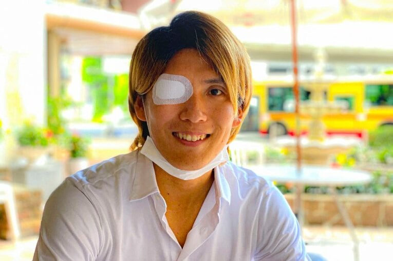 オセアニアのクラブを中心に独創的なキャリアを重ねてきた松本光平。事故から約1カ月後の2020年6月、右目は眼帯でふさがれていた ／ photograph by Tetsuichi Utsunomiya