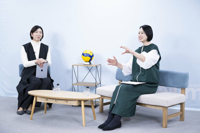 SVリーグ女子の注目ポイントを語り合う荒木絵里香（左）と大山加奈　©︎Tomosuke Imai
