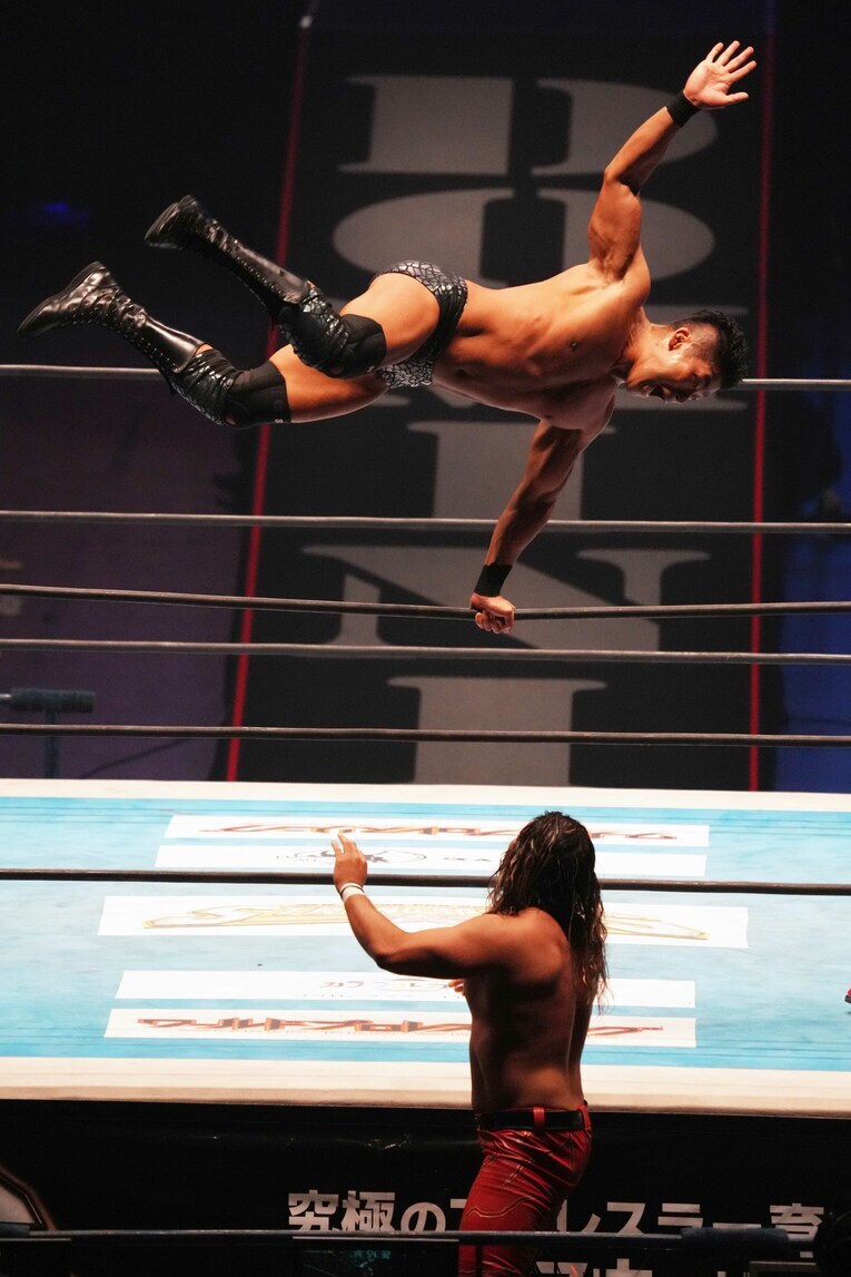 高さのある場外へのプランチャ