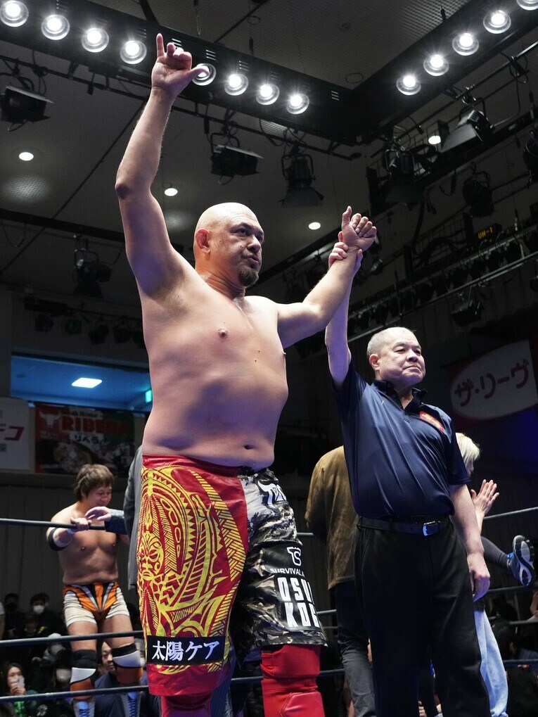 和田京平レフェリーに手を上げられてリングを降りる太陽ケア　©Essei Hara