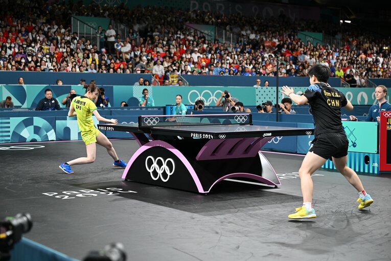 早田ひなと孫穎莎の卓球女子シングルス準決勝。観客席には赤い国旗が目立つ　©Kaoru Watanabe/JMPA