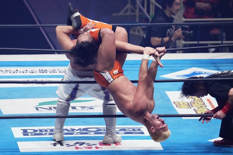 ロープ越しに後藤洋央紀の腕を取るザック・セイバーJr.　©Essei Hara