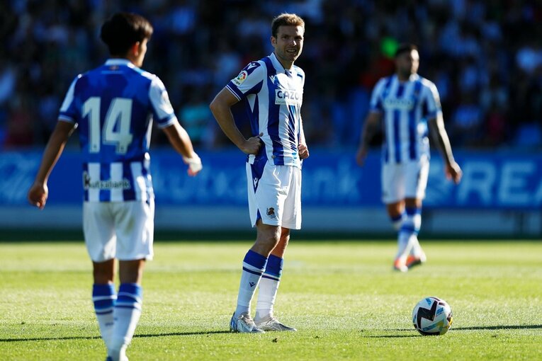 「クボは絶対フィットできる」現地ファンが期待… ソシエダ久保建英のユニ姿・力強さを日本人カメラマンがいち早く撮った〈子供に神対応〉(13)