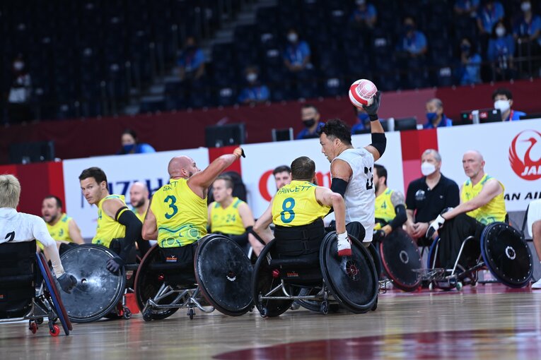 座面の高さを生かしてパスを投じる池　©︎Naoaya Sanuki