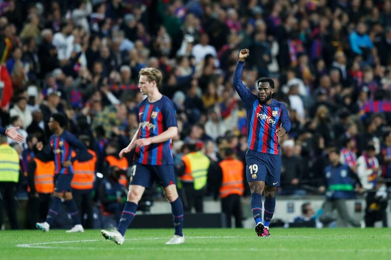 「バルサがメッシ退団後初のリーガ制覇」間近なクラシコの“喜びと憎しみ、一瞬のリスペクト”を撮った「18歳ガビが倒れたレアルDFを…」(38)