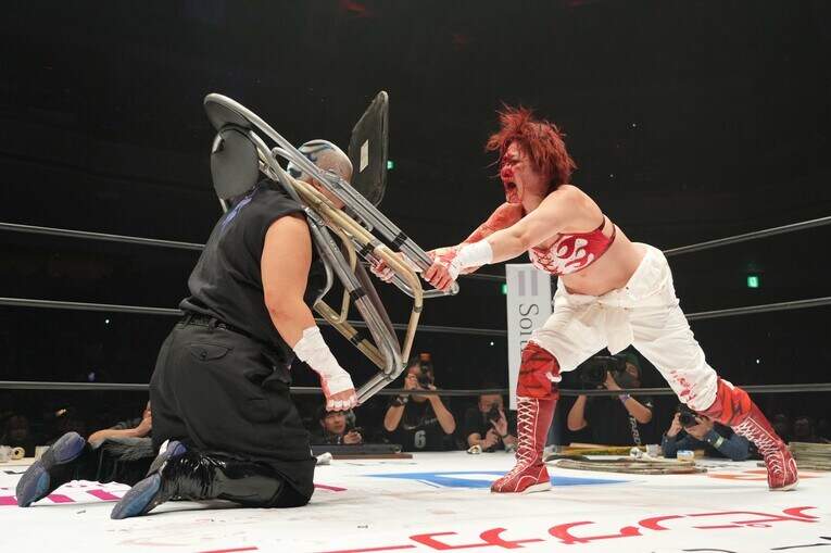 刀羅ナツコの頭をイスでぶち抜く舞華　©Essei Hara