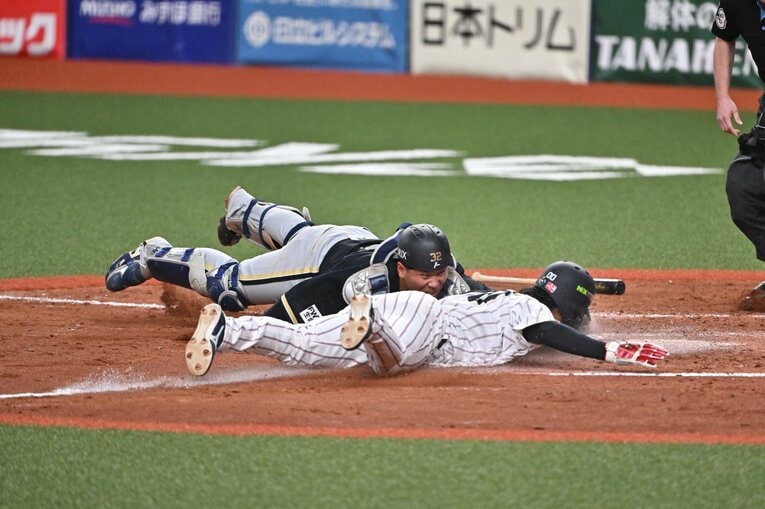 果敢にホームにヘッドスライディングする仲田　©Hideki Sugiyama