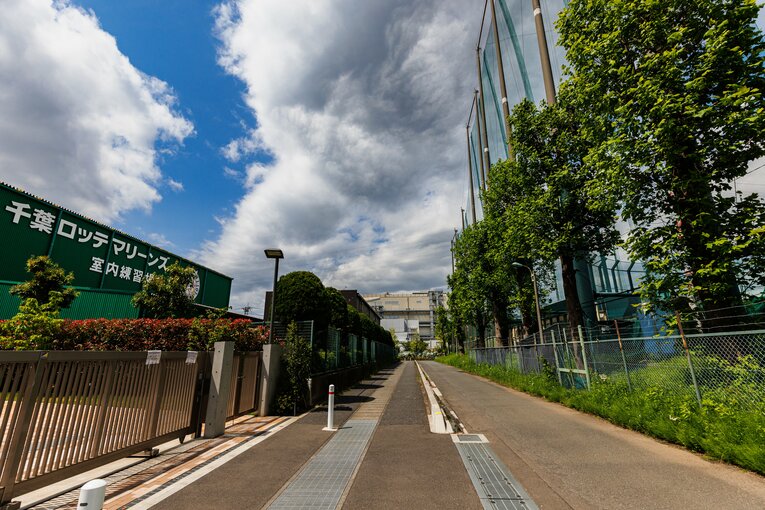 ロッテ浦和工場からさらに南に歩いていくと、ロッテの浦和球場と室内練習場があった