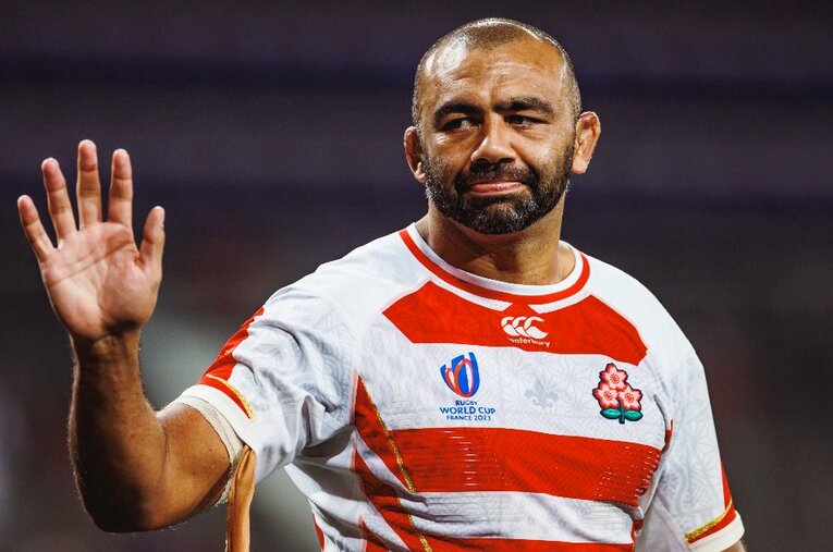 サモア戦に28－22で勝利した後、ファンに挨拶するリーチマイケル　©Kiichi Matsumoto