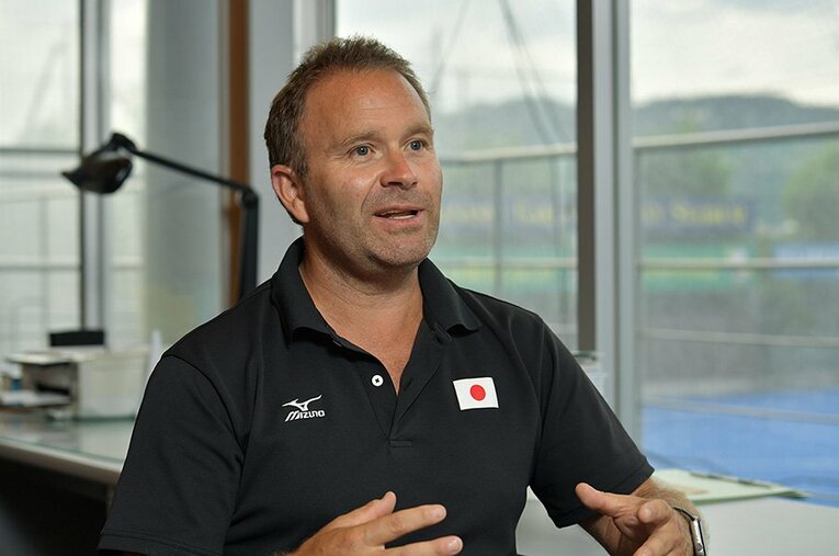 女子ホッケー監督のアンソニー・ファリーは「金メダルが獲れる」と断言。 ／ photograph by Hideki Sugiyama