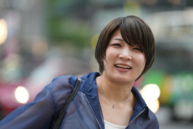 笑顔で取材に応じる安納サオリ　©Essei Hara