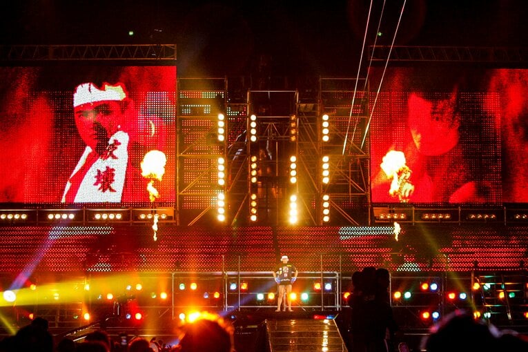 2005年7月11日に急死した盟友・橋本真也のテーマ曲「爆勝宣言」をかけながら入場する小川直也