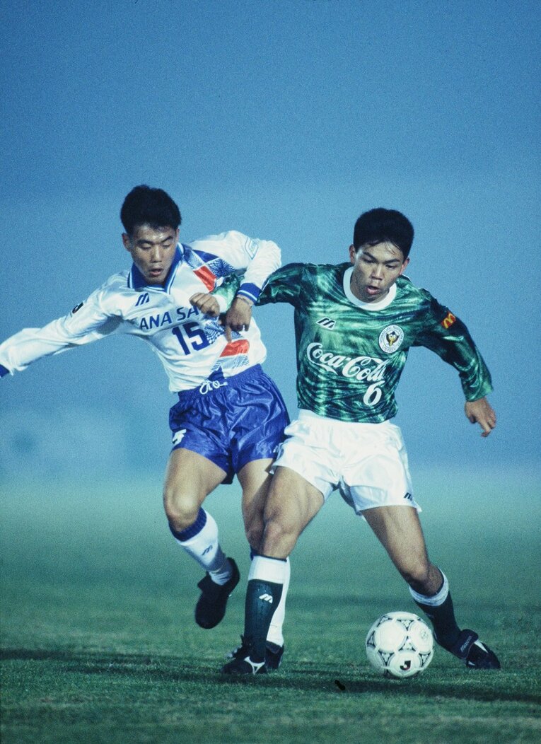 横浜フリューゲルス時代のFW坂本義行（左/1993年）©️J.LEAGUE